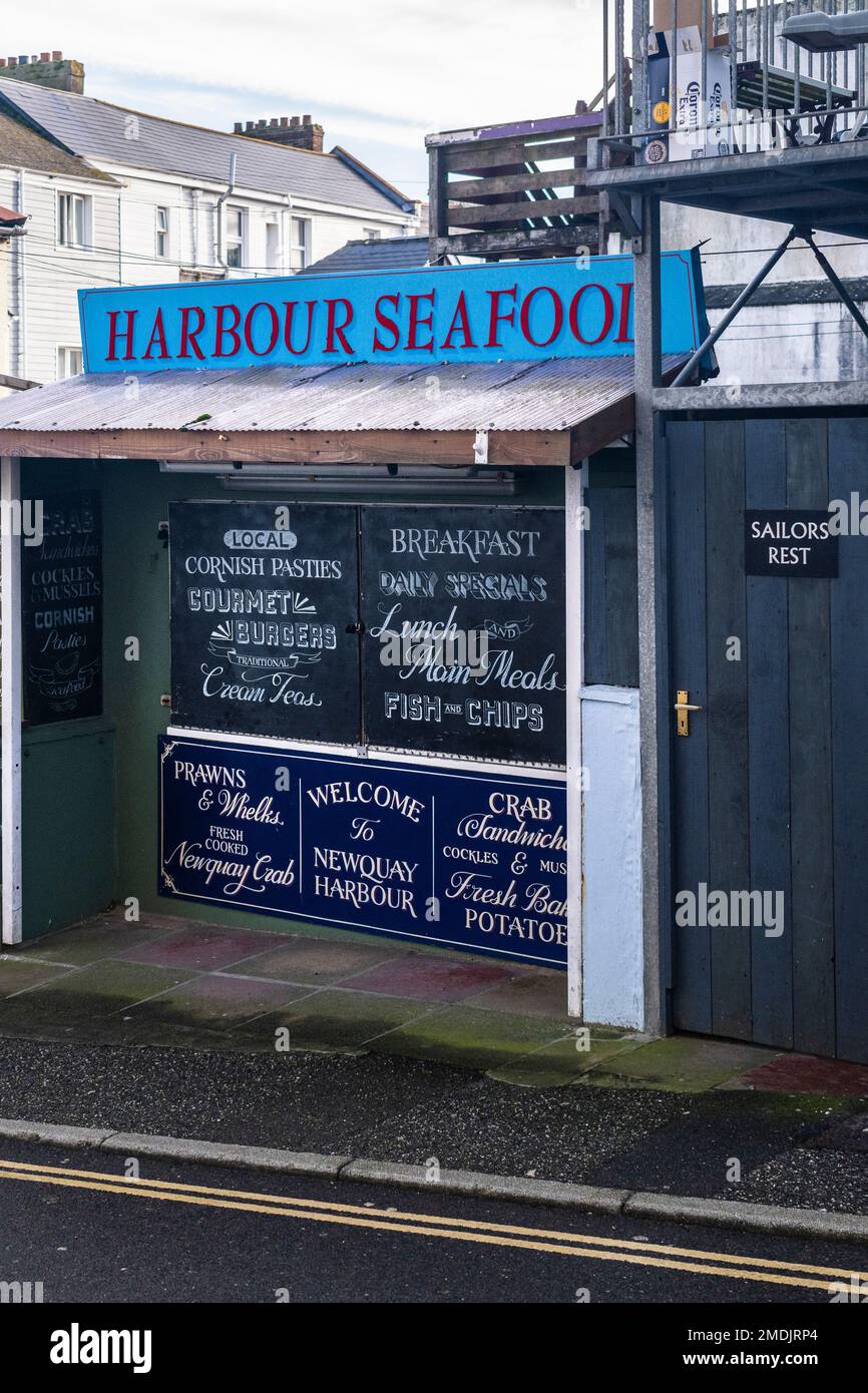 Während der Schonzeit sind die Cafés in der Küstenstadt Newquay in Cornwall in Großbritannien geschlossen. Stockfoto