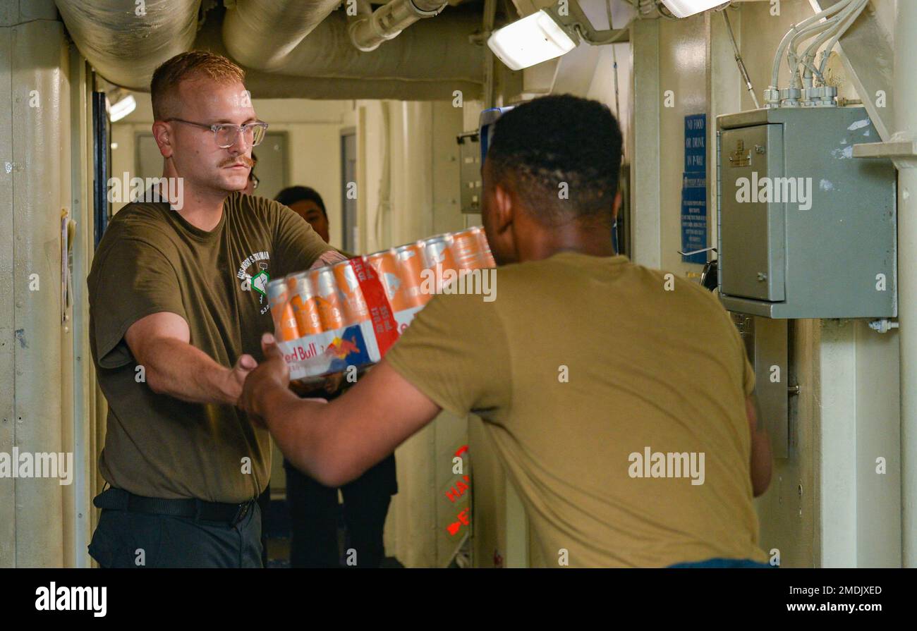 220725-N-FB730-1007 MEDITERRANEAN SEA (25. Juli 2022) Aviation Electronics Technician Airman Colton Denton, Left, from Canton, Texas, and Aviation Boatswain's Mate (Equipment) Airman phony Piard, aus Skokie, Illinois, transportieren Energy Drinks an Bord des Flugzeugträgers der Nimitz-Klasse USS Harry S. Truman (CVN 75), 25. Juli 2022. Die Harry S. Truman Carrier Strike Group befindet sich in einem geplanten Einsatz in den USA Marinestreitkräfte Europa Einsatzgebiet, angestellt von den USA Sechste Flotte, die die Interessen der USA, Verbündeten und Partner verteidigt. Stockfoto