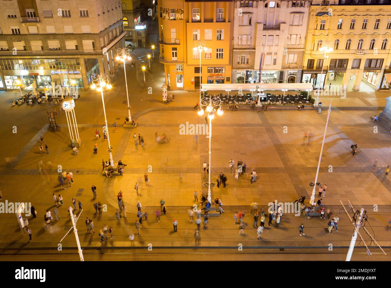 Kroatien, Zagreb, der Hauptplatz - Trg bana Jelacica, bei Nacht. Stockfoto