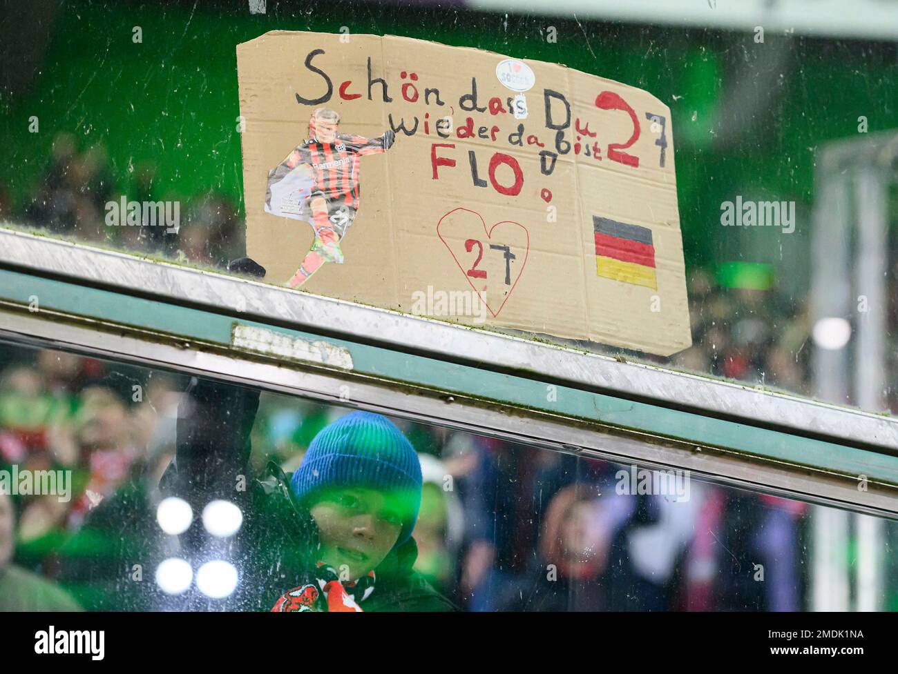 Featube, kleiner Fan mit einem Poster für Florian WIRTZ (LEV/ nicht im Bild), schön, dass du zurück bist Flo, Fußball 1. Bundesliga, 16. Spieltag, Borussia Monchengladbach (MG) - Bayer 04 Leverkusen (LEV) 2:3 , am 22. Januar 2023 in Borussia Monchengladbach/Deutschland. #DFL-Vorschriften verbieten die Verwendung von Fotografien als Bildsequenzen und/oder quasi-Video # Stockfoto