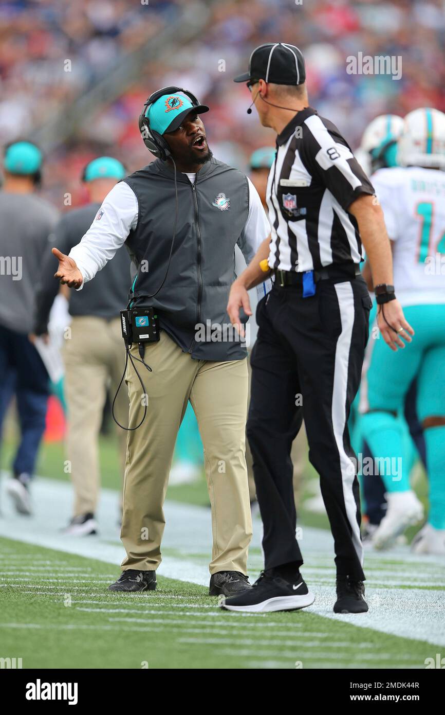 Miami Dolphins head coach Brian Flores talks with down judge Dana McKenzie during the first half of an NFL football game against the New Englands Patriots, Sunday, Sept. 12, 2021, in Foxborough, Mass. (AP Photo/Stew Milne) Stockfoto