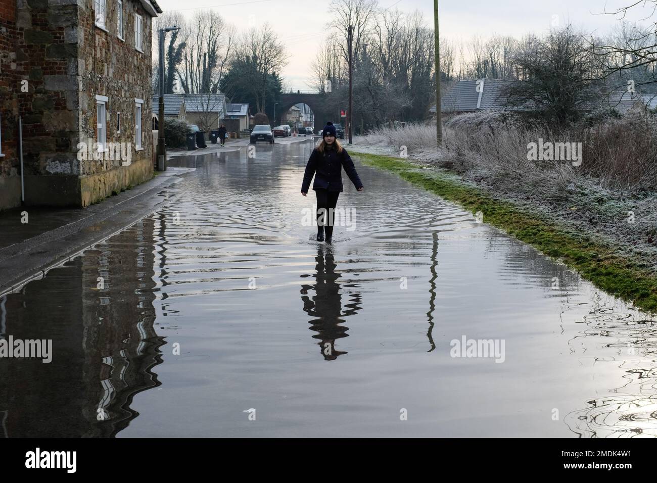 Ein Teenager geht durch das Hochwasser in Wilton in der Nähe von Salisbury UK 2023. Stockfoto