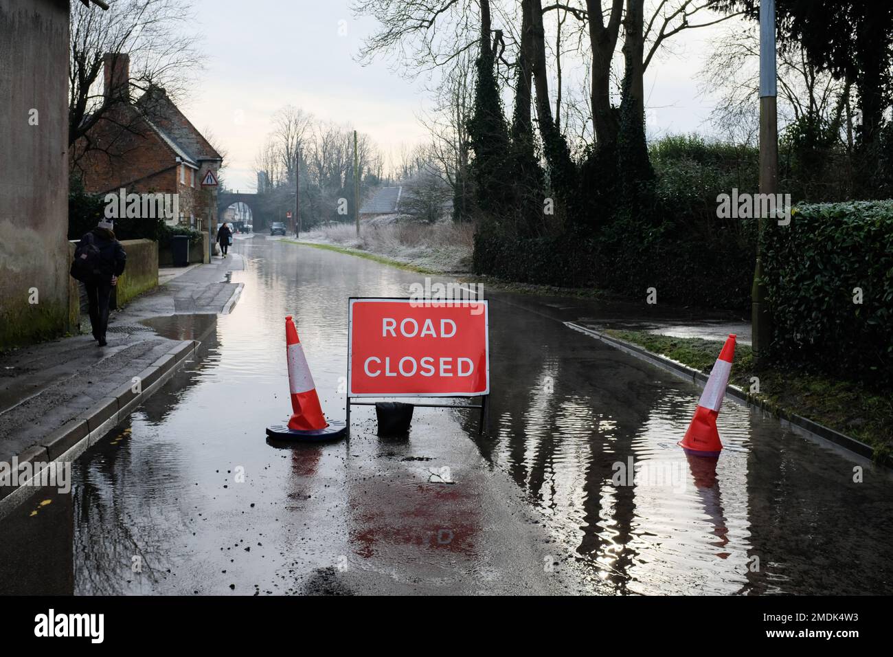Durch die Überschwemmung im Winter wird die Straße durch Wilton in Wiltshire UK 2023 gesperrt. Stockfoto