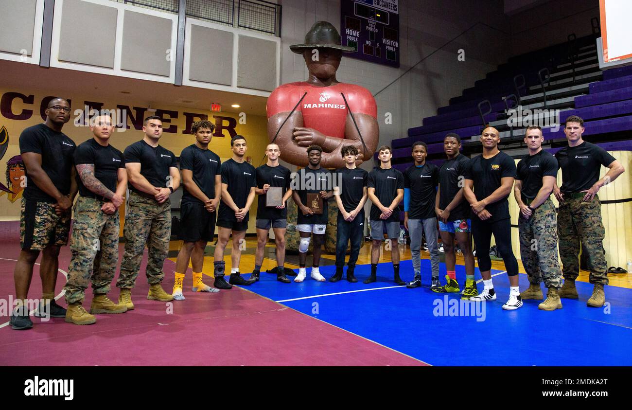 Athleten und Trainer nahmen am 25. Juli 2022 an der Jack Britt High School in Fayetteville, North Carolina, teil. Die Klinik bot die Gelegenheit, Wrestlingtechniken und Führungsentwicklung von ehemaligen All-Marine und University of North Carolina at Pembroke Wrestlern zu erlernen. 4MCD, 4. Marine Corps District, MCRC, Wrestling, Rekrutierung, Wrestling Klinik, Stockfoto