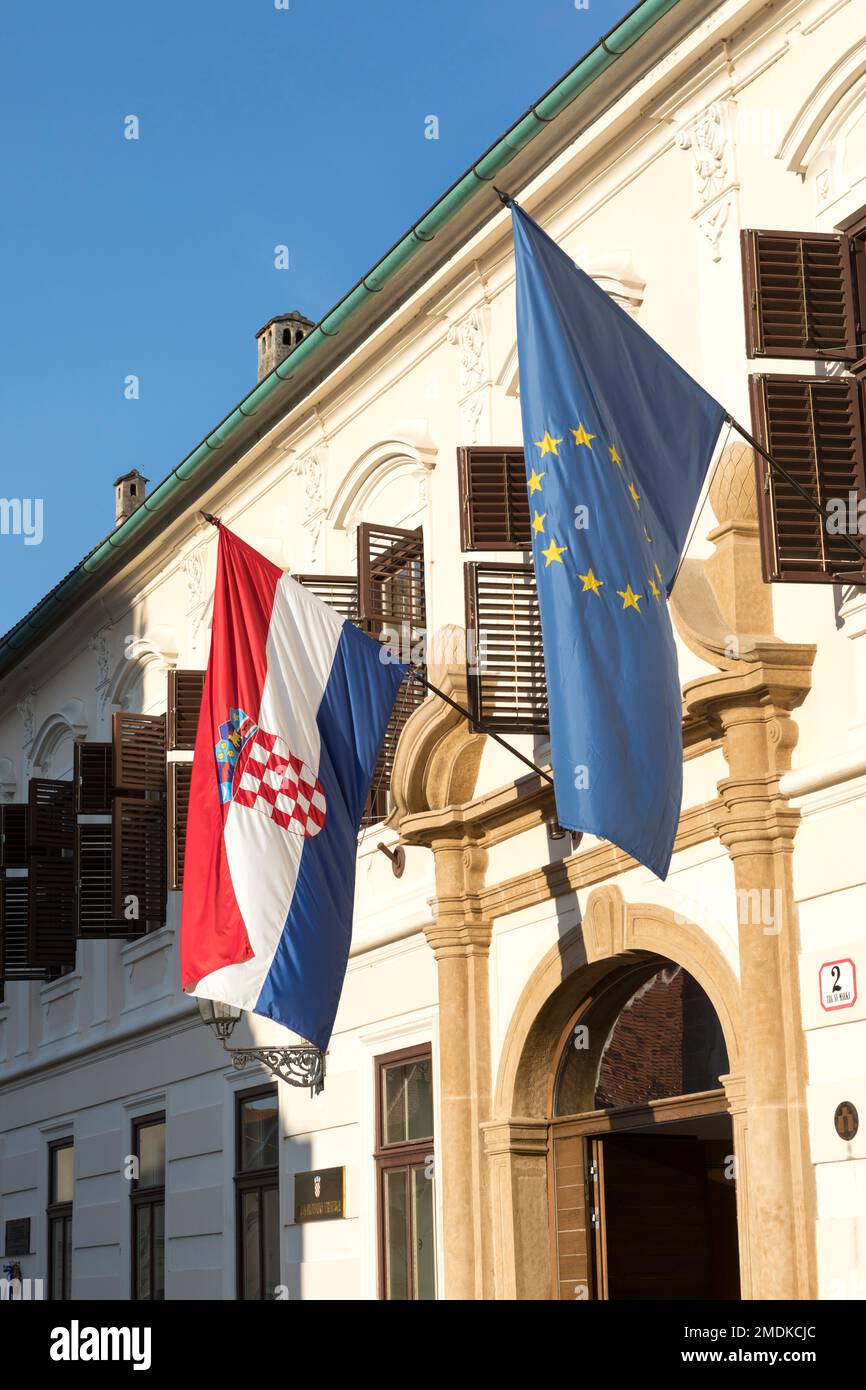 Kroatien, Zagreb, die kroatische Nationalflagge und die europäische Flagge im Parlamentsbereich. Stockfoto