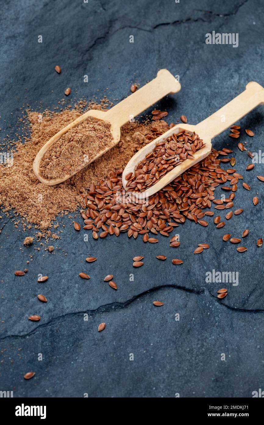 Schaufeln mit Leinsamen und Leinsamenpulver Stockfoto