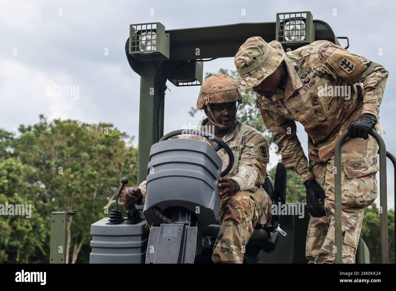 CPL. Charmane Rockmore und SPC. Yaw Gyamfi, 84. Ingenieurbataillon, diskutieren die Mechanik des CS-563D Rollers in Baturaja, Indonesien, am 25. Juli 2022 als Teil von Garuda Shield 2022. Garuda Shield, ein Teil von Operation Pathways und eine langjährige jährliche bilaterale Militärübung zwischen dem US-Militär und der indonesischen Nationalarmee, bekräftigt die Verpflichtungen der USA gegenüber unseren Verbündeten und anderen regionalen Partnern, die die gemeinsame Bereitschaft und die Interoperabilität zum gemeinsamen Kampf und Sieg stärken. Stockfoto