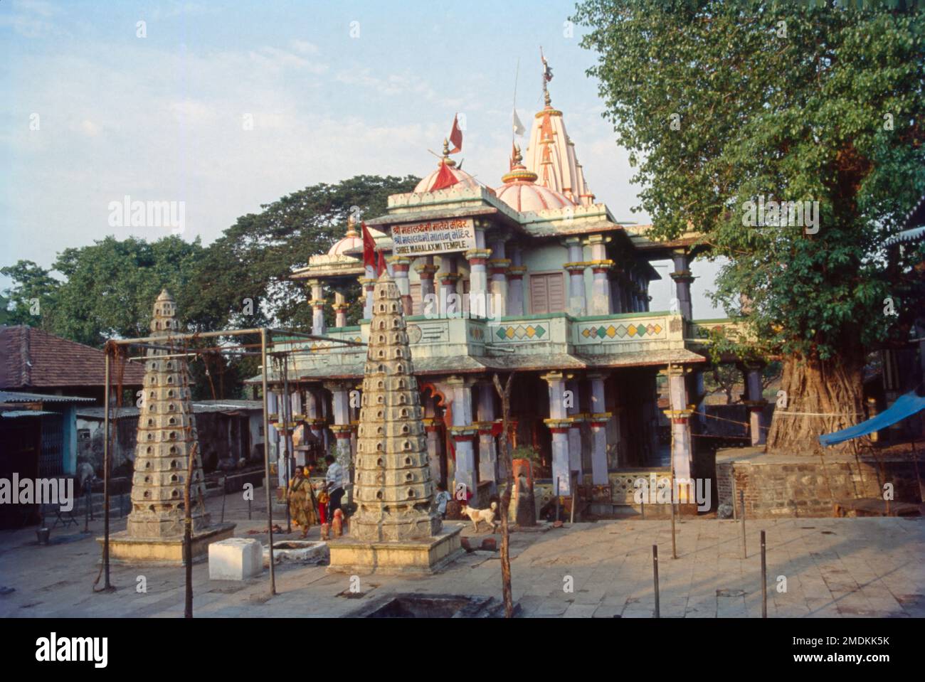 Der Mahalakshmi-Tempel oder Mahalaxmi-Tempel ist einer der berühmtesten Tempel von Dahanu, der sich auf dem Mumbai-Ahmedabad Highway in der Gegend von Dahanu befindet. Es ist Mahalakshmi gewidmet. Dieser Tempel wurde 1306 von Koli König Jayabha Mukne vom Staat Jawhar bei der Gründung von Jawhar erbaut. Stockfoto