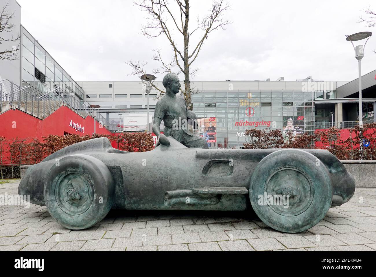 Denkmal für Juan Manuel Fangio und den Mercedes-Benz Silver Arrow aus dem Jahr 1954 am Nürburgring, Deutschland, Rheinland-Pfalz, Nürnburg Stockfoto