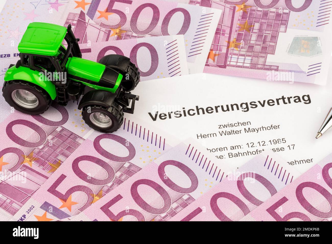 Versicherungsvertrag für einen Traktor, komponieren Stockfoto