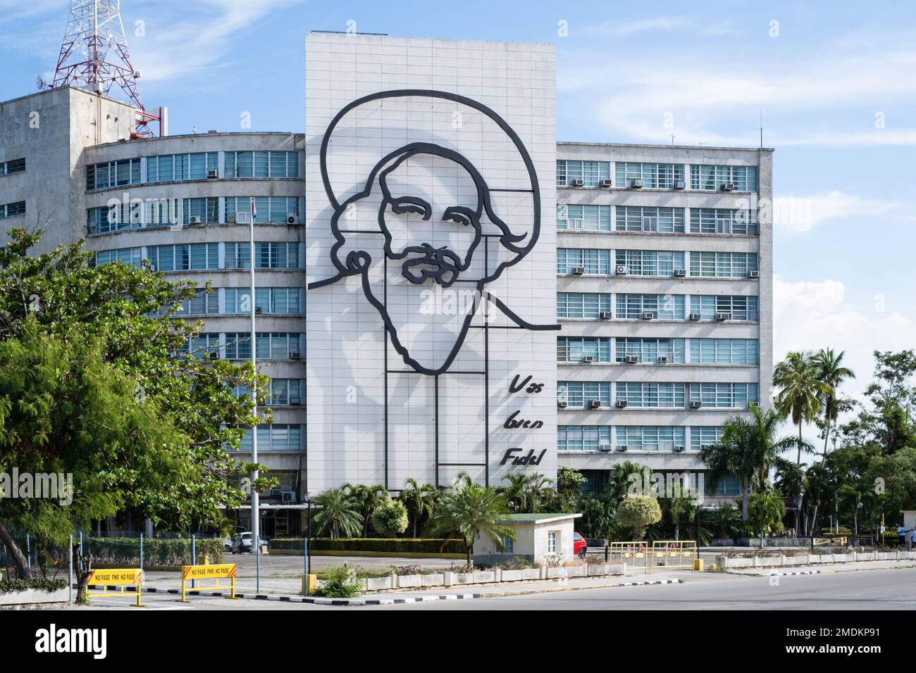 Stahlskulptur von Camilo Cienfuegos auf dem Ministerio de Comunicaciones, Telekommunikationsgebäude, Plaza de la Revolución, Revolutionsplatz, Hava Stockfoto