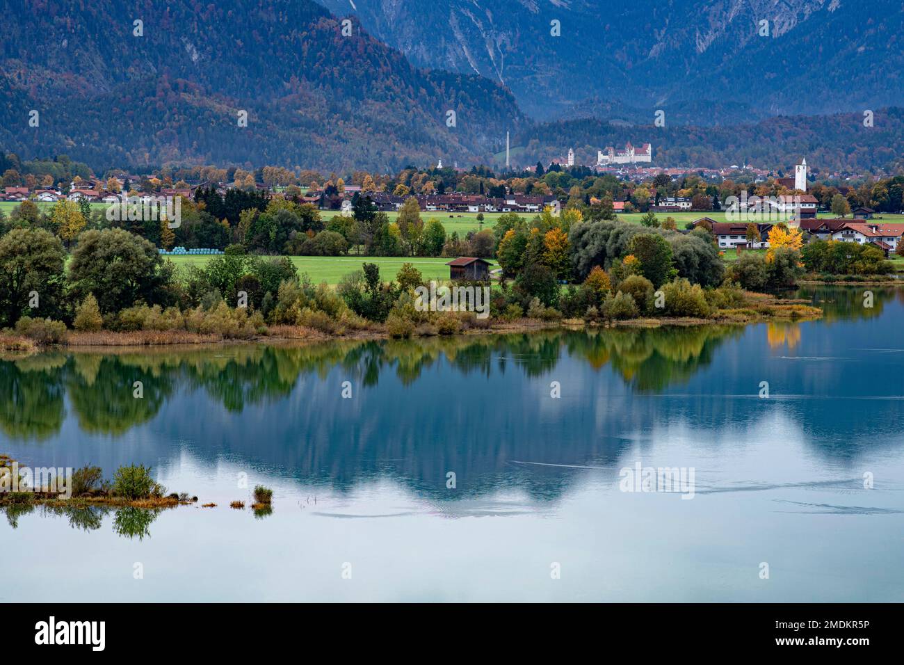 Blick über den Forggensee nach Füssen und Hochburg, Deutschland, Bayern, Allgaeu Stockfoto