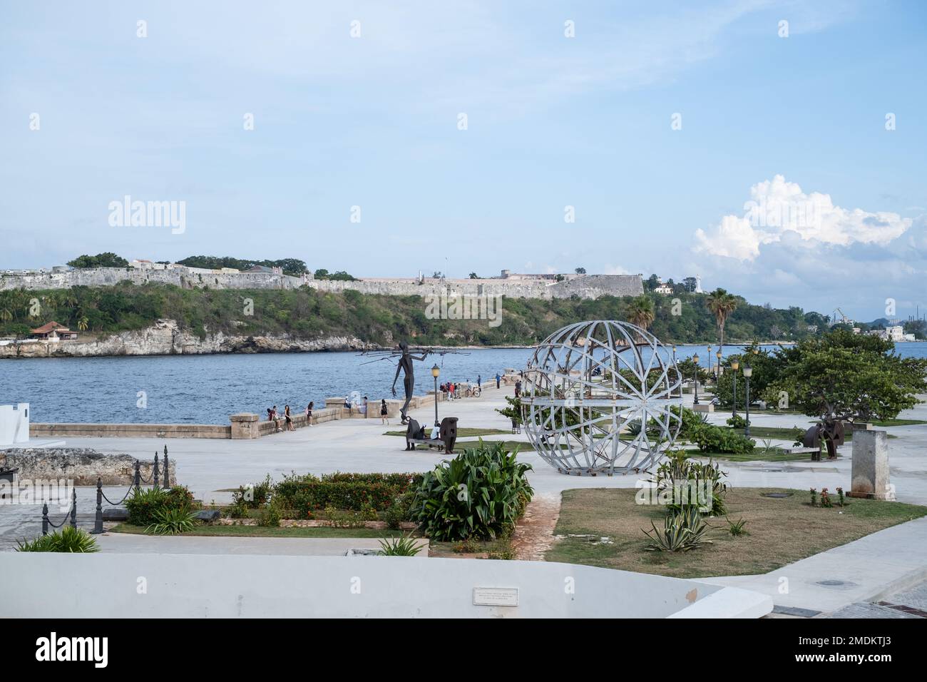 Skulpturen im Parque La Punta (Tip Park), Havanna, Kuba, mit Blick auf Casa Blanca. Stockfoto