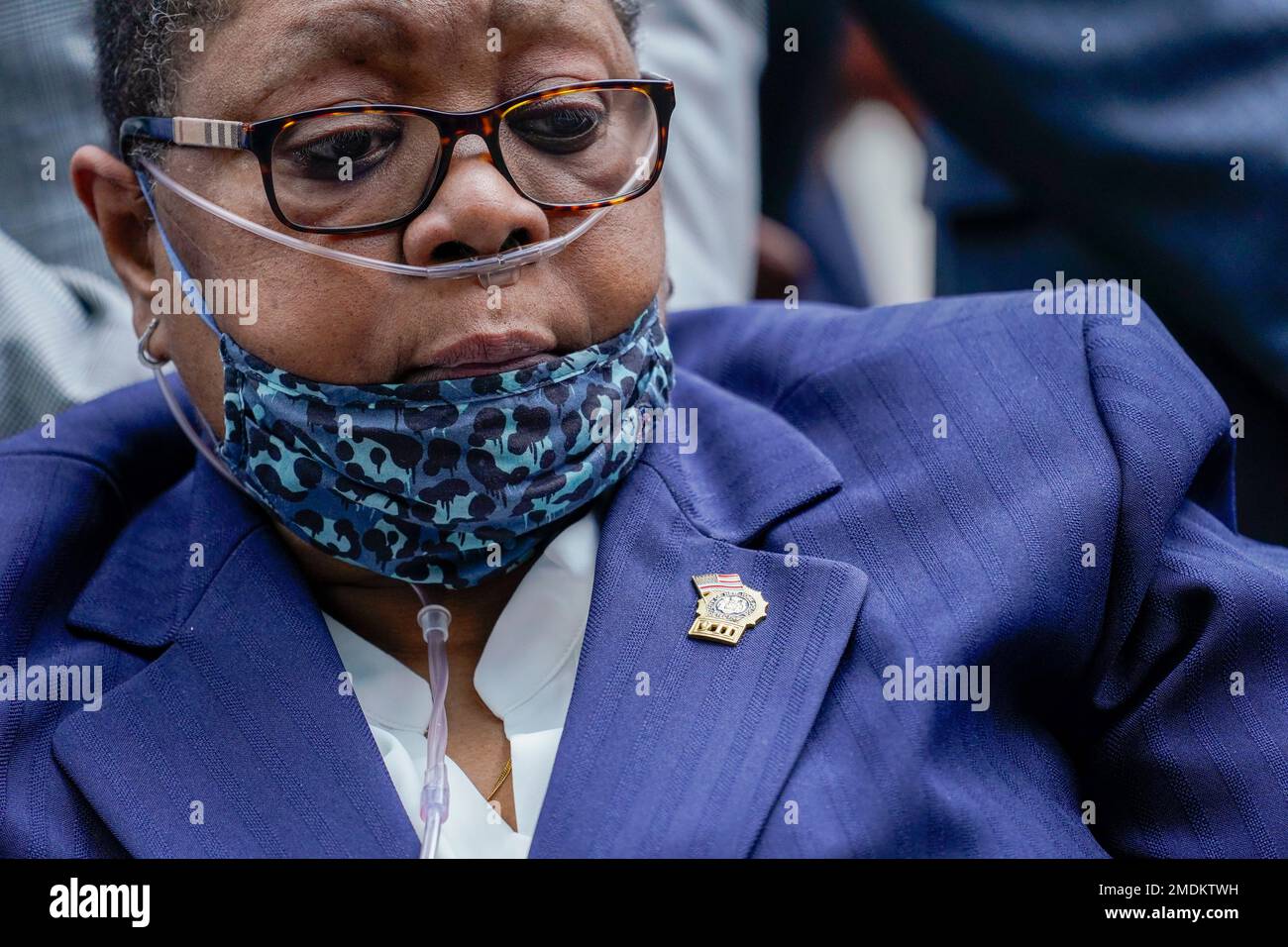 Retired NYPD Detective Barbara Burnette who worked on the World Trade Center pile for 23 days after the terrorist attacks in 2001 is seen during a news conference, Wednesday, Sept. 8, 2021, in New York. Two decades after the collapse of the World Trade Center, people are still coming forward to report illnesses that might be related to toxic dust that billowed over the city after the terror attack. (AP Photo/Mary Altaffer) Stockfoto