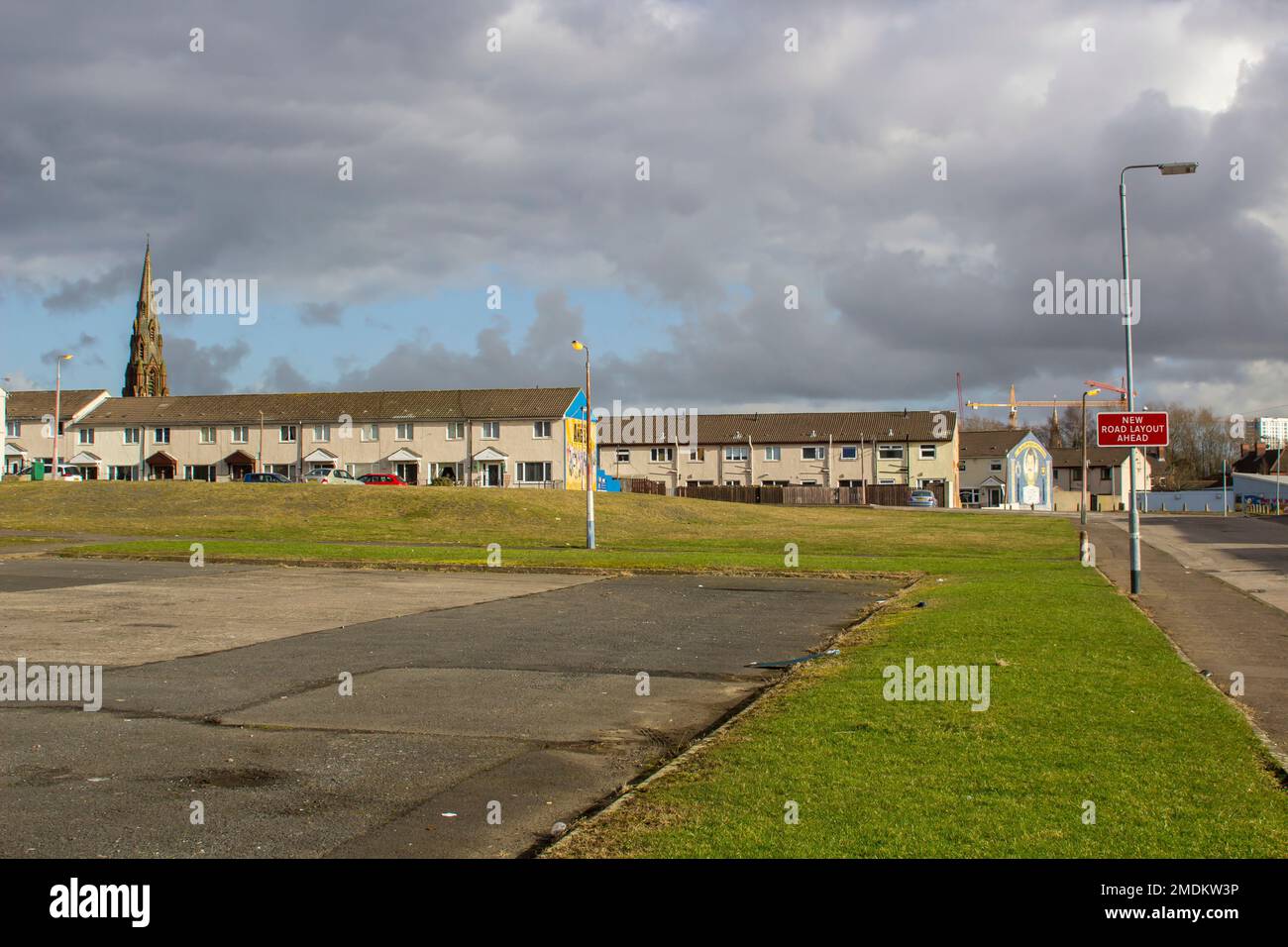 21. Februar 18 Teil des Wohnungsbaugebiets des Rates im Petershill-Gebiet der Lower Shankill Road in Belfast, Nordirland, eine Hochburg von Protestanti Stockfoto