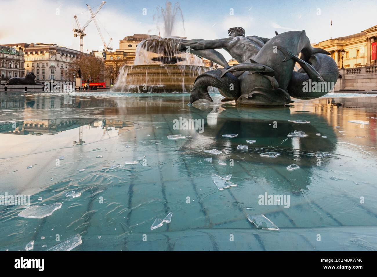Ein kalter Schnappschuss in London, während sich Eiszapfen im Brunnen des Trafalgar Square bilden. Stockfoto