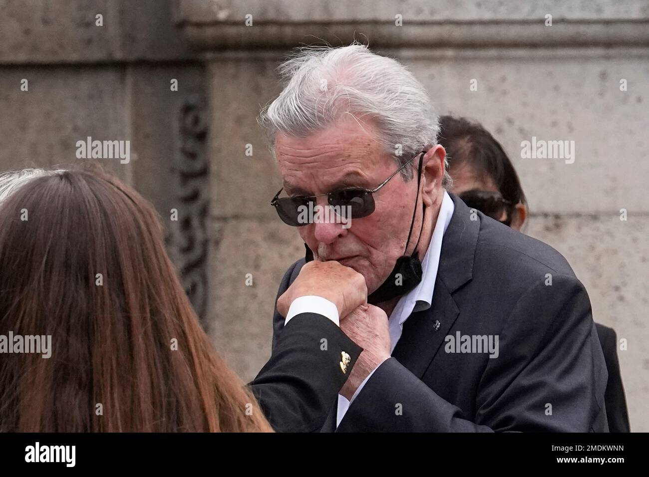 French actor Alain Delon kisses a woman's hand as he arrives at the Saint Germain des Près church to attend Jean-Paul Belmondo's funeral service, Friday, Sept. 10, 2021 in Paris. The star of the iconic French New Wave film "Breathless" died Monday aged 88. (AP Photo/Michel Euler) Stockfoto