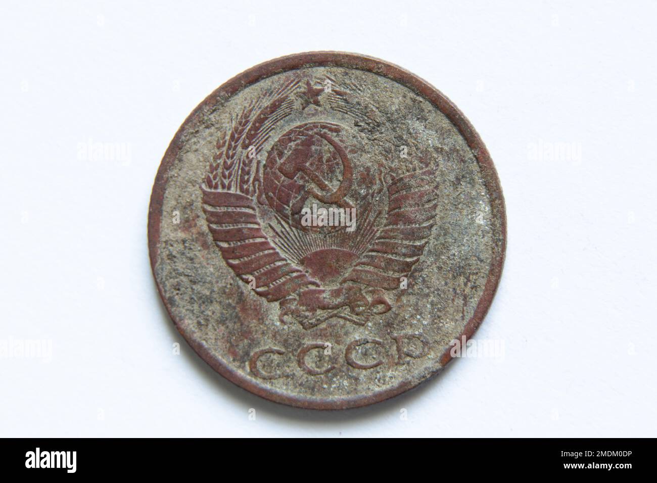 Alte udssr-Münzen in Stückelung von 20 Kopeken auf weißem Hintergrund, 20 Kopeken 1982, alte udssr-Münze Stockfoto
