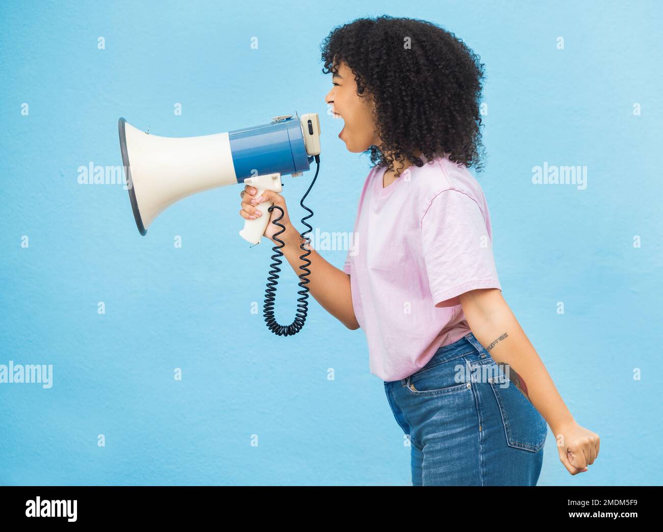 Megaphon-Ankündigung, Schrei und wütende schwarze Frauen protestieren für demokratische Wahlen, Gerechtigkeit oder Menschenrechtskundgebung. Rassistische Sprache, Mikrofongeräusche oder Stockfoto