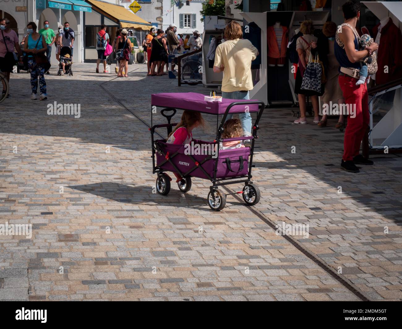 Noirmoutier-en-l'Île, Frankreich, 2021. Zwei Kinder im Kinderwagen warten auf ihre Eltern Stockfoto