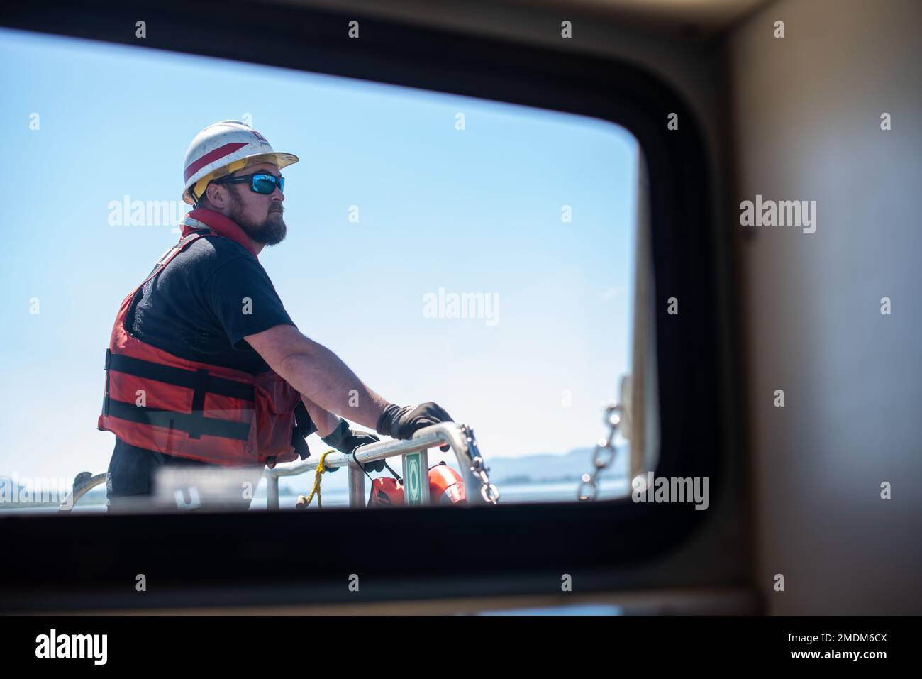 Eddie Morgan, ein Maschinenmechaniker auf den Essayons, einer von zwei Hopper Dredgen, die dem Portland District, USA, gehören und betrieben werden Armeekorps der Ingenieure, hält sich auf dem Boot der Dredge in der Nähe von Longview, Washington, am 25. Juli auf einer Reise bereit, um Mitarbeiter des Corps an Bord der Essayons zu bringen. Die Essayons waren in der Gegend, um Notbaggerarbeiten am unteren Columbia River durchzuführen. Die Dredge, die von einer Schiffscrew betrieben wird, hilft bei der Instandhaltung der Eingangsbereiche, Flüsse und Häfen an den Küsten von Kalifornien, Oregon, Hawaii, Alaska und, in Notfällen, Der Mississippi. Stockfoto