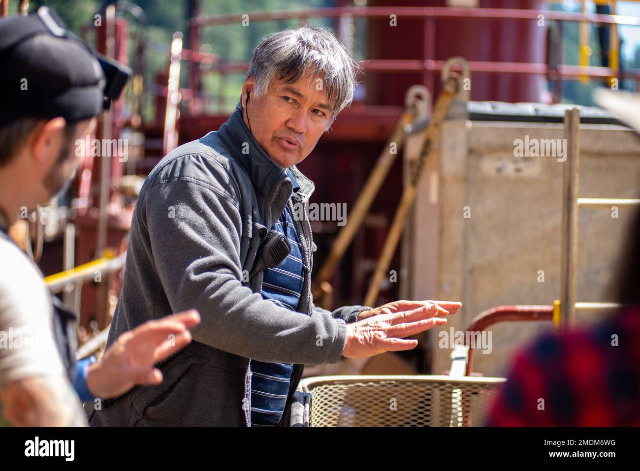 Larry Calame, ein Meister der Essayons, einer von zwei Hopper-Dredgen, die dem Portland District, USA, gehören und betrieben werden Army Corps of Engineers, erklärt den Besuchern des Corps, die die Dredge während der Einsätze in der Nähe von Longview, Washington, am 25. Juli besichtigen, wie die Dredge funktioniert. Calame ist einer von nur wenigen Plankwnern – Besatzungsmitglieder, die an Bord eines Schiffes gedient haben, seit es zum ersten Mal in betrieb genommen wurde – und derzeit an der Flotte der Hopper-Dredgen im Portland District arbeiten. Er begann 1982 mit der Arbeit an den Essayons, ein ganzes Jahr, bevor sie in Astoria, Oregon, in Auftrag gegeben wurde. Die Essayons, betrieben von einem Händler Stockfoto