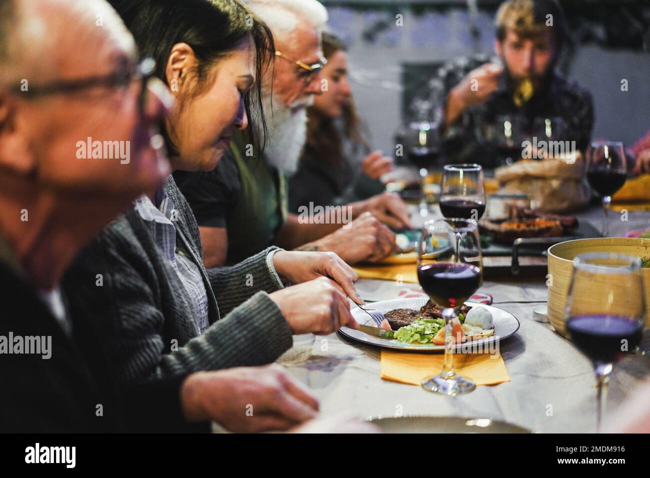 Glückliche Familie trinkt Rotwein beim Barbecue-Abendessen im Freien - verschiedene Altersstufen der Leute, die Spaß am Wochenende haben Stockfoto