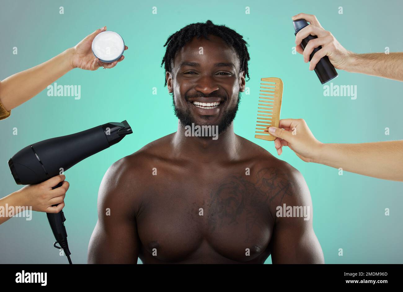 Haare, Verschönerung und Salonbehandlung mit Mann im Studioporträt mit Lächeln, Haartrockner und Kamm auf grünem Hintergrund. Schönheit, Haarpflege und Produkt für Stockfoto