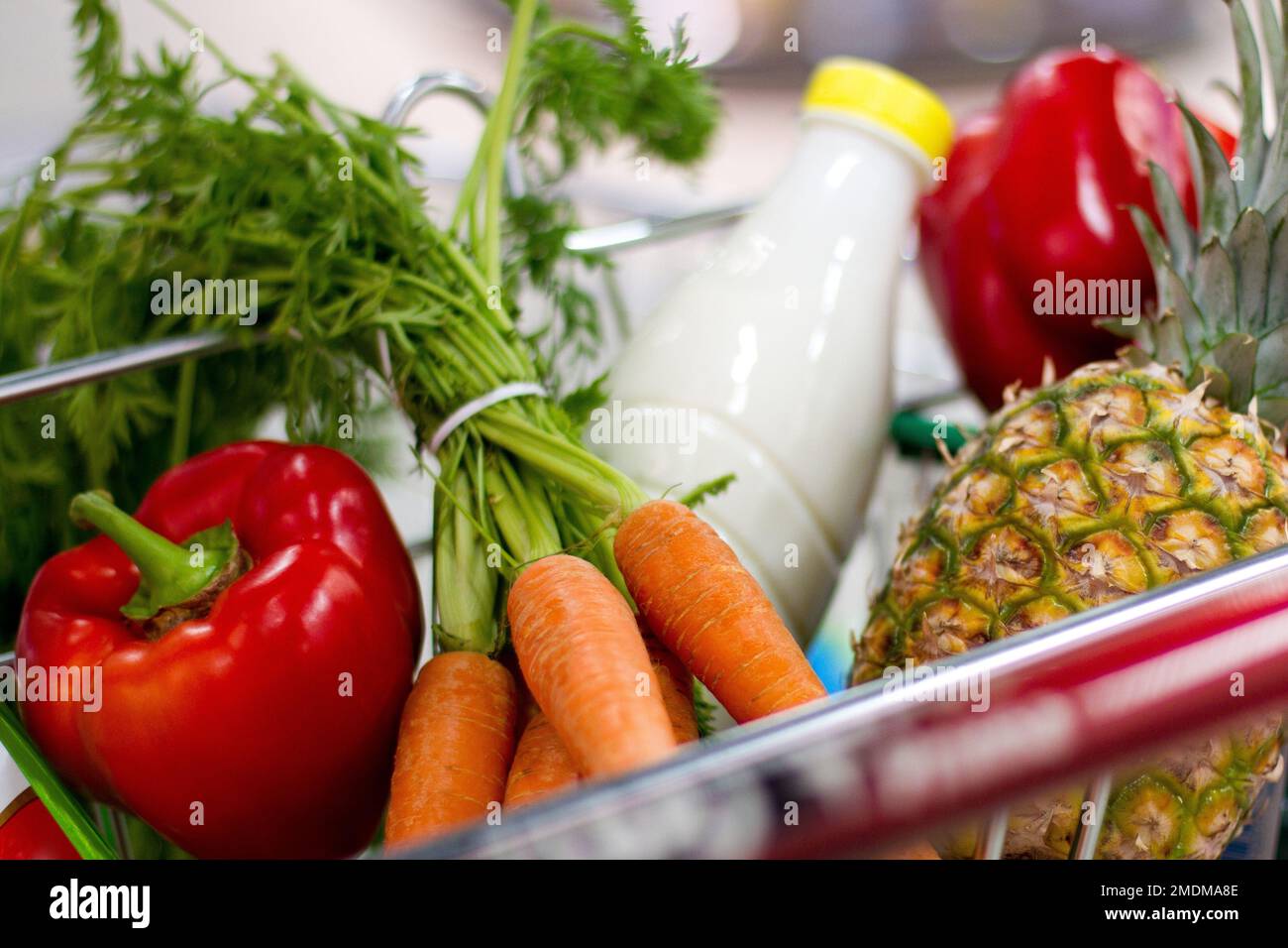 Lebensmittel, Supermarkt und Gesundheit mit Lebensmittel im Einkaufswagen zum Verkauf, Einzelhandel und Produktinflation. Ernährung, Ernährung und Wirtschaftlichkeit mit Fruchtprodukten Stockfoto