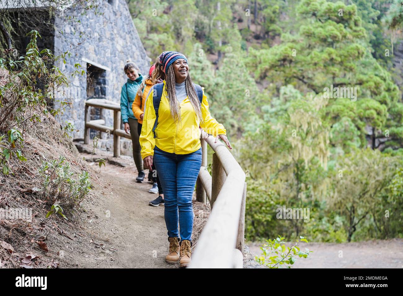 Multirassische Frauen, die Spaß beim Wandern in den Bergwäldern haben - Fokus auf dem weiblichen Gesicht der älteren afrikanischen generation Stockfoto