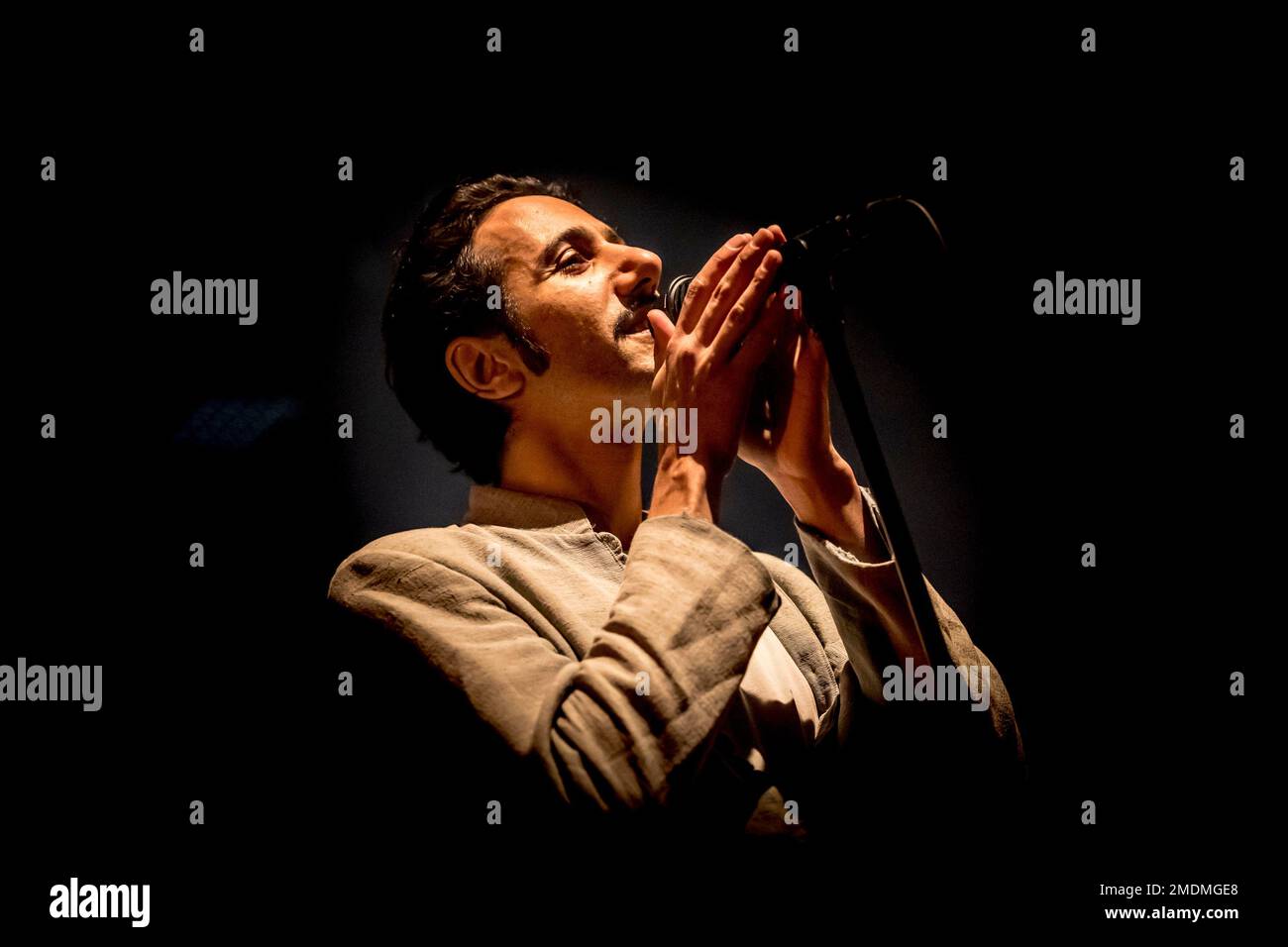 Konzert der französischen Pop-Rock-Band Feu! Chatterton in ElisPACE de Beauvais, Nordfrankreich, am 23. März 2022. Sänger Arthur Teboul Stockfoto