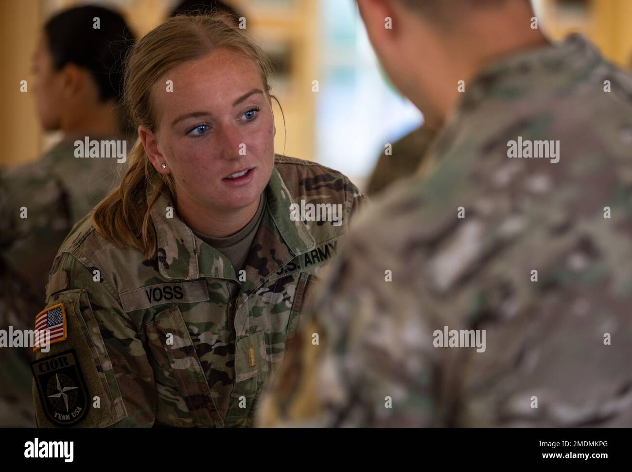 Army Reserve 2. LT. Katy Voss, USA Army Reserve Legal Command, beobachtet, wie ein CIOR-Teamkollege am 26. Juli 2022 während eines Waffentrainings in der Nähe von Hammelburg eine Funktionsprüfung des H&K G3A3-Gewehrs durchführt. Der Interallied Confederation of Reserve Officers Military Competition (CIOR MILCOMP) ist ein dreitägiger Teamwettbewerb, der aus NATO und Partnerschaft für Friedensnationen in Europa besteht. Sie existiert seit 1957. Der Wettbewerb steht allen Reservekomponenten für NCO und Officer offen. Es wird nun auf freiwilliger Basis betrieben und von früheren Wettbewerbern über einen Alumni-Verband finanziert. Stockfoto Army Reserve 2. LT. Katy Voss, USA Army Reserve Legal Command, beobachtet, wie ein CIOR-Teamkollege am 26. Juli 2022 während eines Waffentrainings in der Nähe von Hammelburg eine Funktionsprüfung des H&K G3A3-Gewehrs durchführt. Der Interallied Confederation of Reserve Officers Military Competition (CIOR MILCOMP) ist ein dreitägiger Teamwettbewerb, der aus NATO und Partnerschaft für Friedensnationen in Europa besteht. Sie existiert seit 1957. Der Wettbewerb steht allen Reservekomponenten für NCO und Officer offen. Es wird nun auf freiwilliger Basis betrieben und von früheren Wettbewerbern über einen Alumni-Verband finanziert. Stockfoto