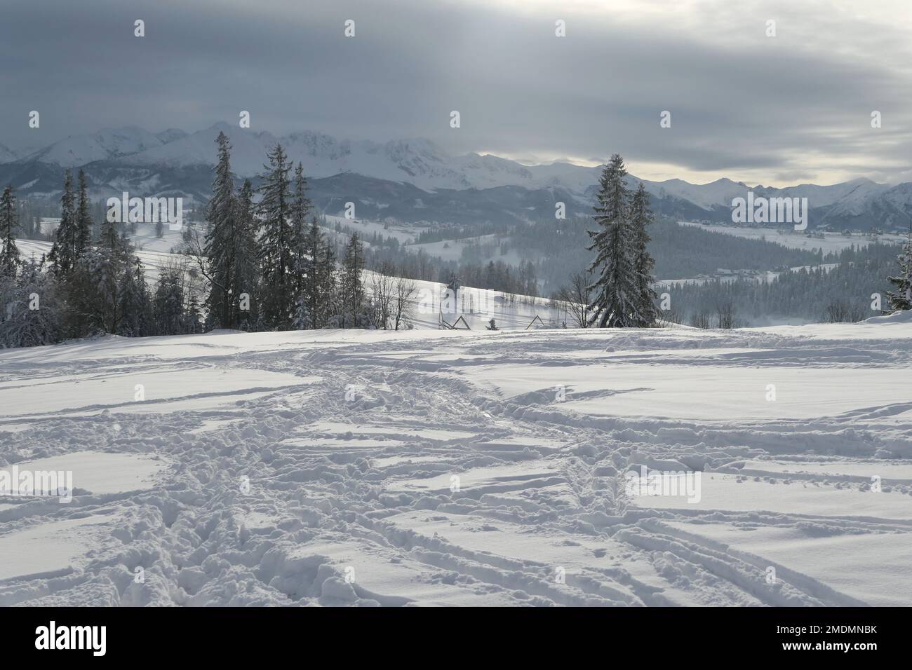 Winterwunderland in polnischen Bergen. Bialka Tatrzanska mit Blick auf das Tatra-Gebirge. Schneehintergrund. Stockfoto