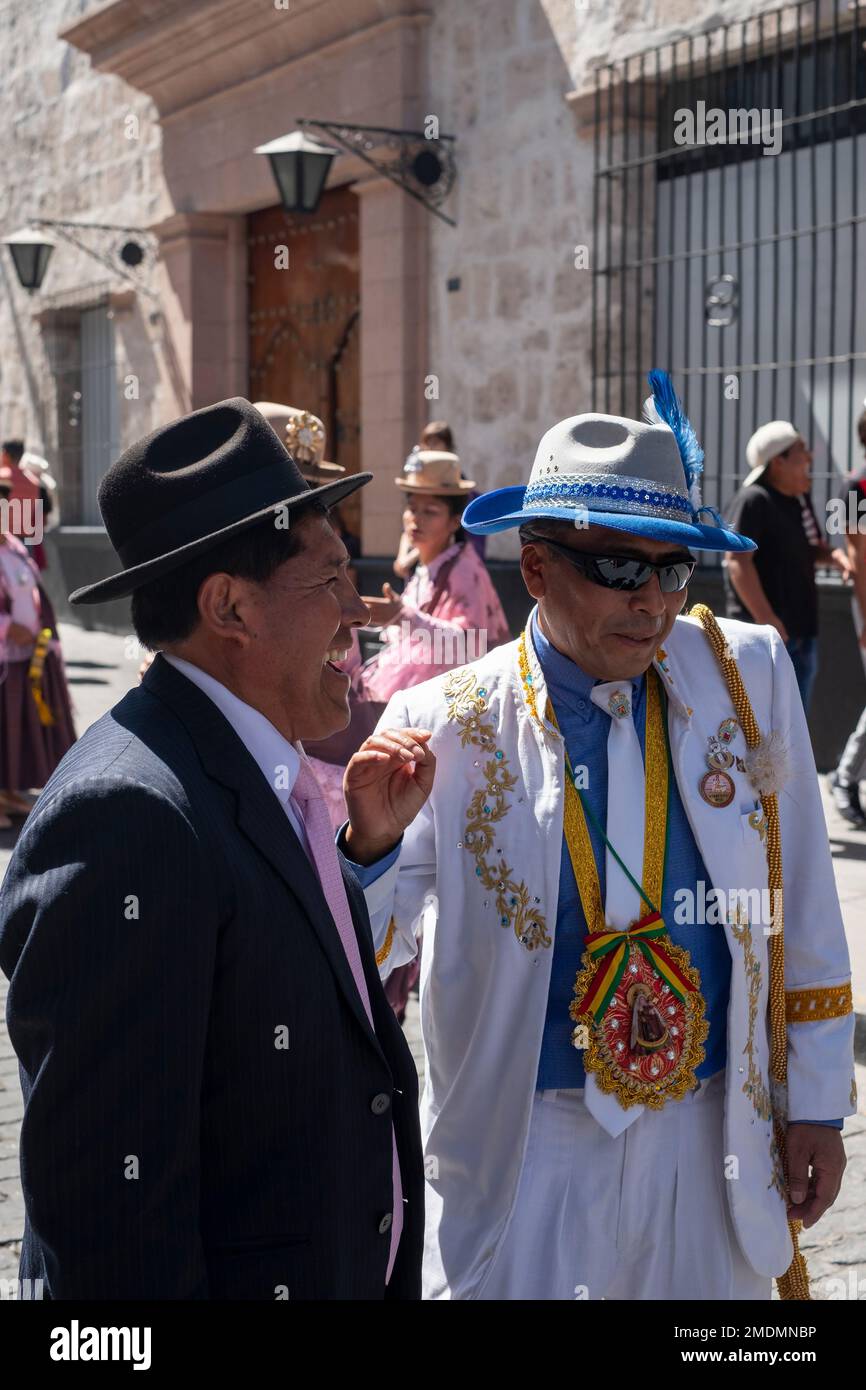 Mann im weißen Anzug, Parade zum Jahrestag der Gründung von Arequipa, Peru Stockfoto