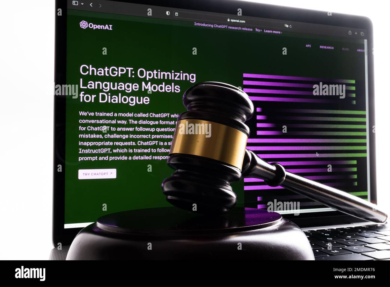 ChatGPT-Titelseite auf Laptop. KI-Chatbot mit künstlicher Intelligenz von Open Ai. Stafford, Großbritannien, 23. Januar 2023 Stockfoto