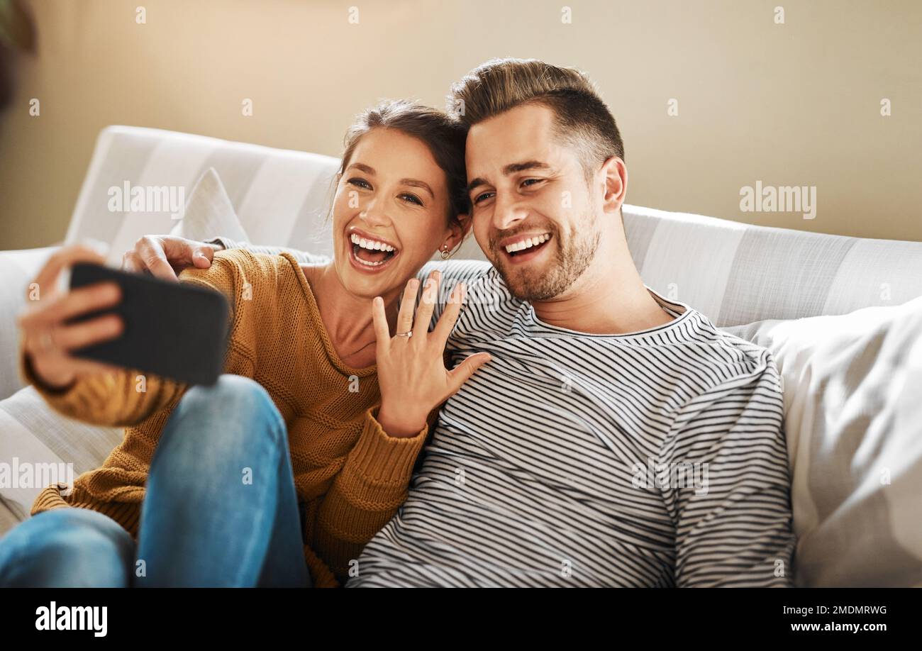 Wir heiraten. Ein Paar, das während eines Videoanrufs seine Verlobung ankündigt. Stockfoto