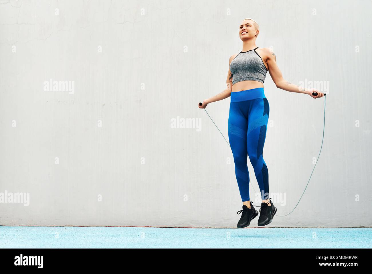 Ich Sorge dafür, dass ich schnelle Reflexe habe. Aufnahme eines attraktiven jungen Athleten in voller Länge mit einem Seilspringen während eines Outdoor-Trainings. Stockfoto