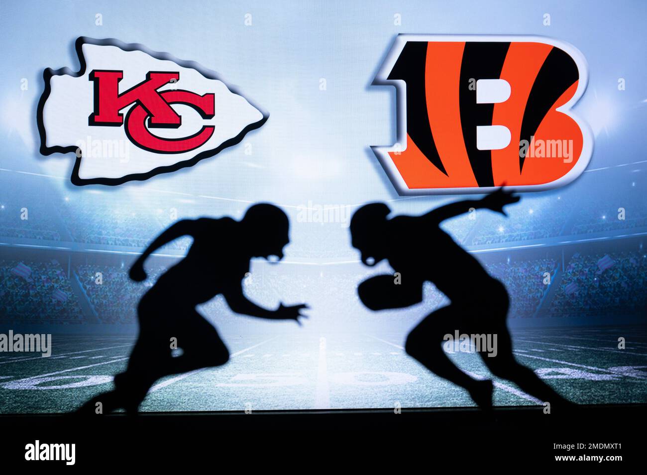 KANSAS, USA, 23. JANUAR 2023: Cincinnati Bengals vs. Kansas City Chiefs. NFL Conference Championship. AFC-Meisterschaftsspiel. Silhouette von zwei Spielern Stockfoto