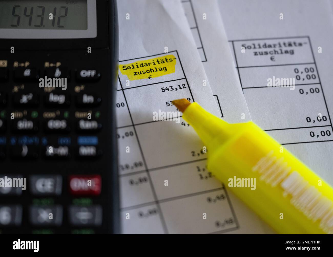 München, Deutschland. 23. Januar 2023. Das Wort „Solidaritätszuschlag“ ist neben einem Rechner und einem Textmarker auf einer Steuererklärung zu sehen. Kredit: Sven Hoppe/dpa/Alamy Live News Stockfoto