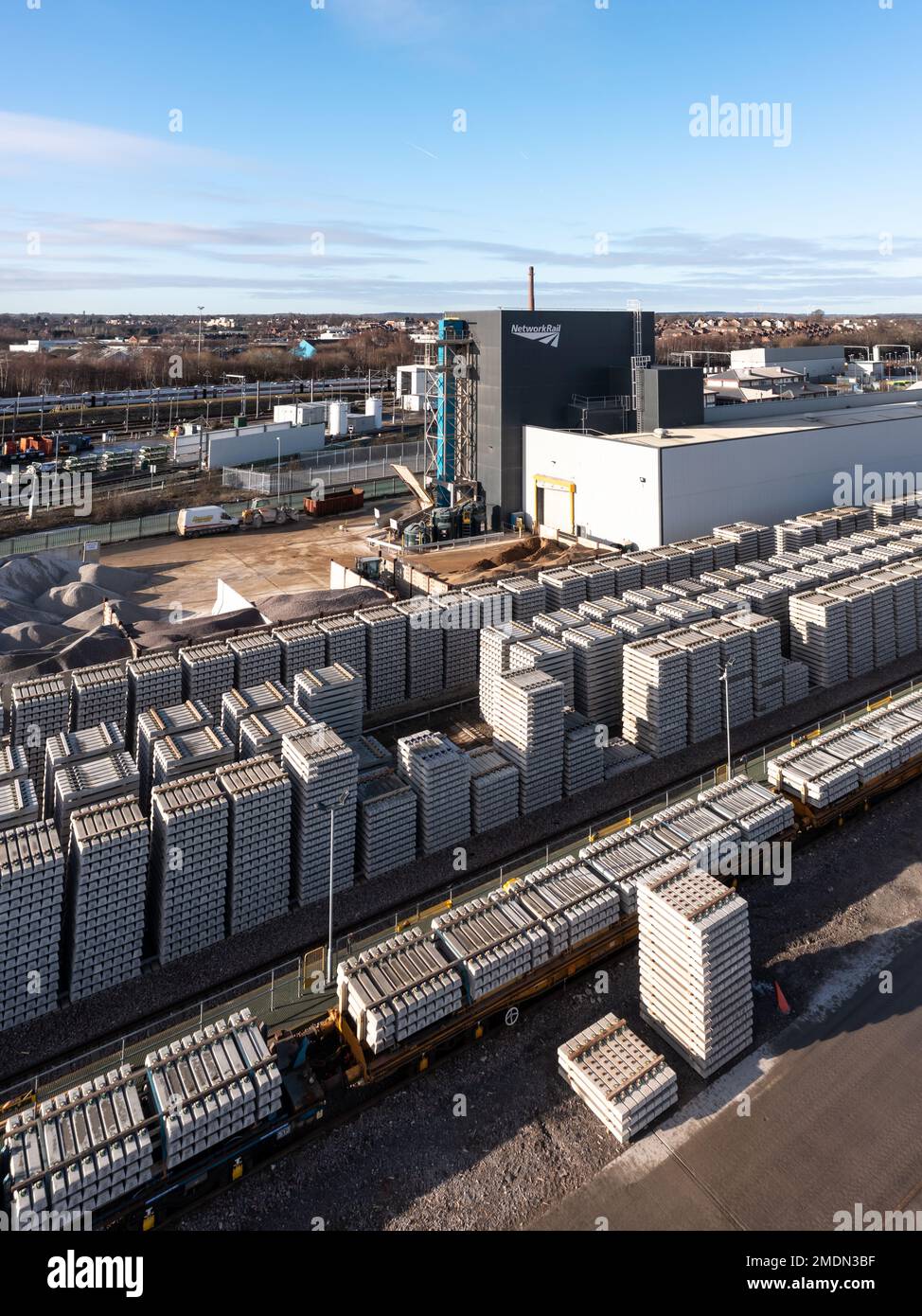 Ein Luftblick auf die Betonschlaffabrik Network Rail im Holzgarten in Doncaster mit Reihen von Schläfern, die für das HS2-Projekt bereit sind Stockfoto