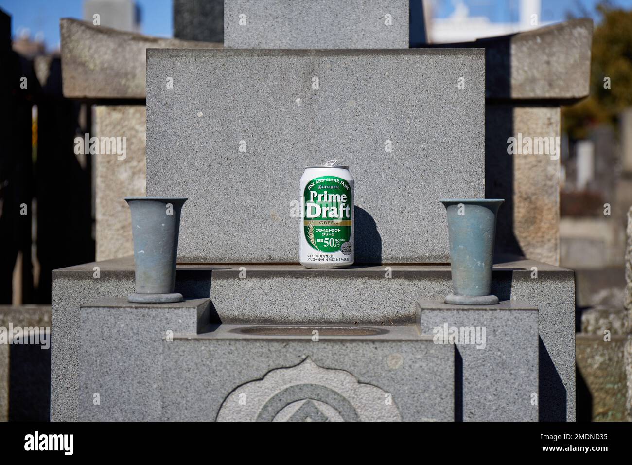 Geschenk für die Toten; Bierdose auf einem Grabstein; Friedhof in Tokio, Japan Stockfoto