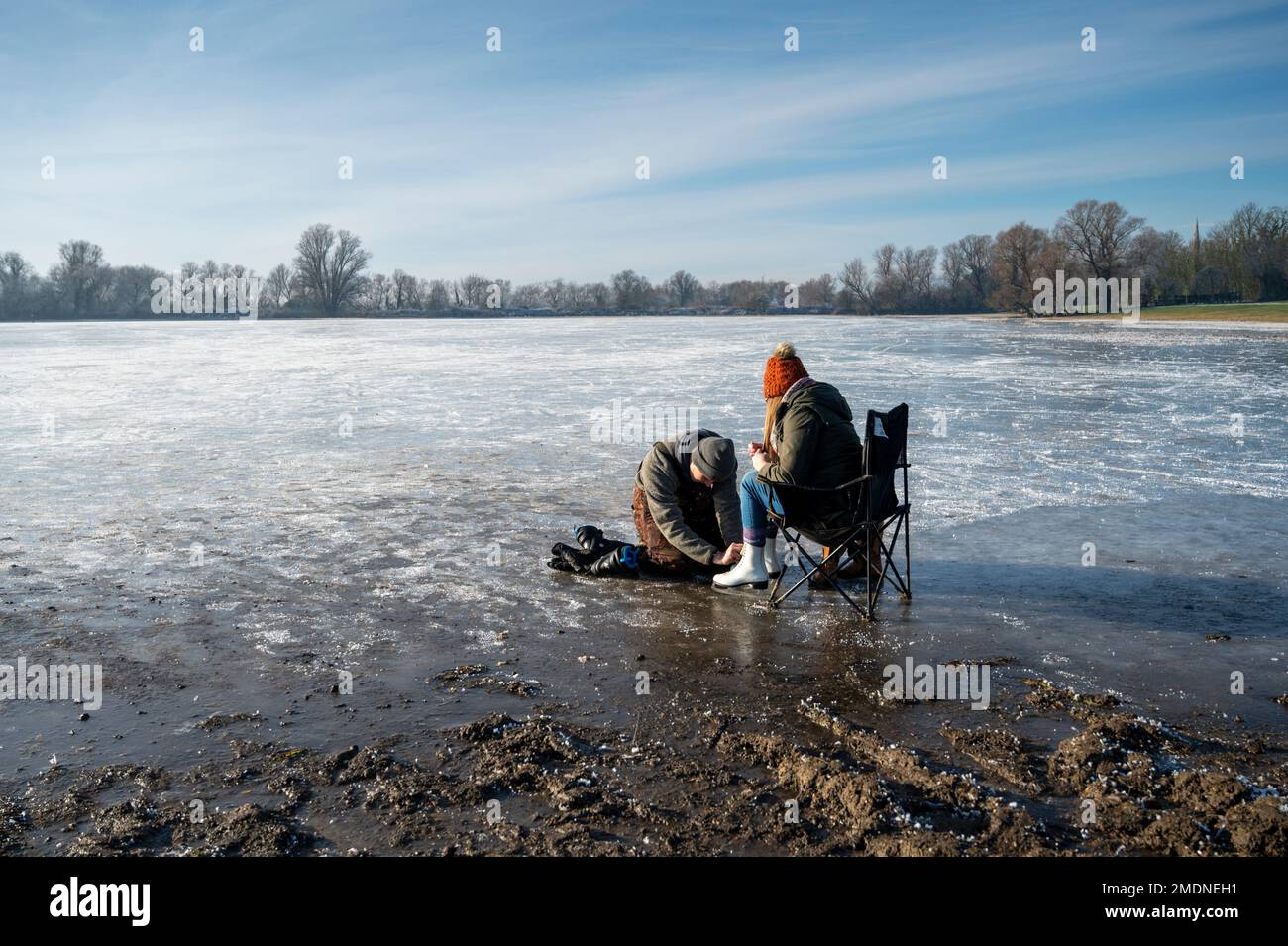 Bluntisham, Cambridgeshire, Großbritannien. 23. Januar 2023. Die Leute genießen die kalte Schnappschüsse mit einigen Fen Skating in der Sonne, während das kalte Winterwetter anhält. Schlittschuhlaufen in den Berghängen ist ein beliebter Zeitvertreib, da die flachen, überfluteten Flachfelder erfrieren können, um sicheres Schlittschuhlaufen zu ermöglichen. Dies ist der erste Winter seit etwa 10 Jahren, in dem scharfe Nachtfroste lange genug anhalten, um das Wasser gefrieren zu lassen. Kredit: Julian Eales/Alamy Live News Stockfoto