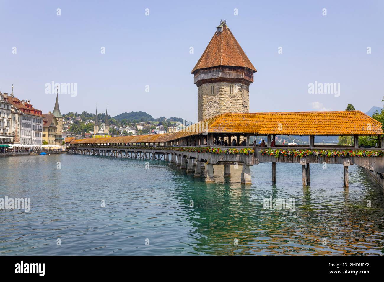 LUZERN, SCHWEIZ, 21. JUNI 2022 - Blick auf die verwundete überdachte Kapellbrücke am Fluss Reuss in Luzern, Schweiz. Stockfoto