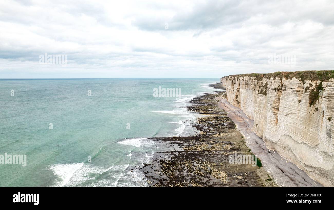 Diese Drohnenaufnahme zeigt die raue Schönheit der steilen Küste zwischen Les Petites Dalles und Etretat mit dem Ärmelkanal im Hintergrund. Stockfoto