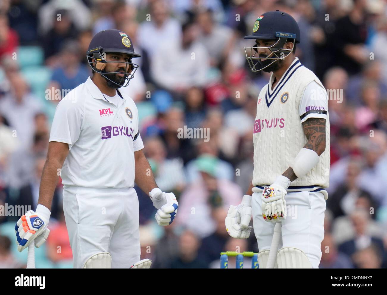 India's Rohit Sharma, left, talks to India's KL Rahul between overs as they bat on the first day of the 4th cricket Test between England and India at The Oval cricket ground in London, Thursday, Sept. 2, 2021. (AP Photo/Kirsty Wigglesworth) Stockfoto