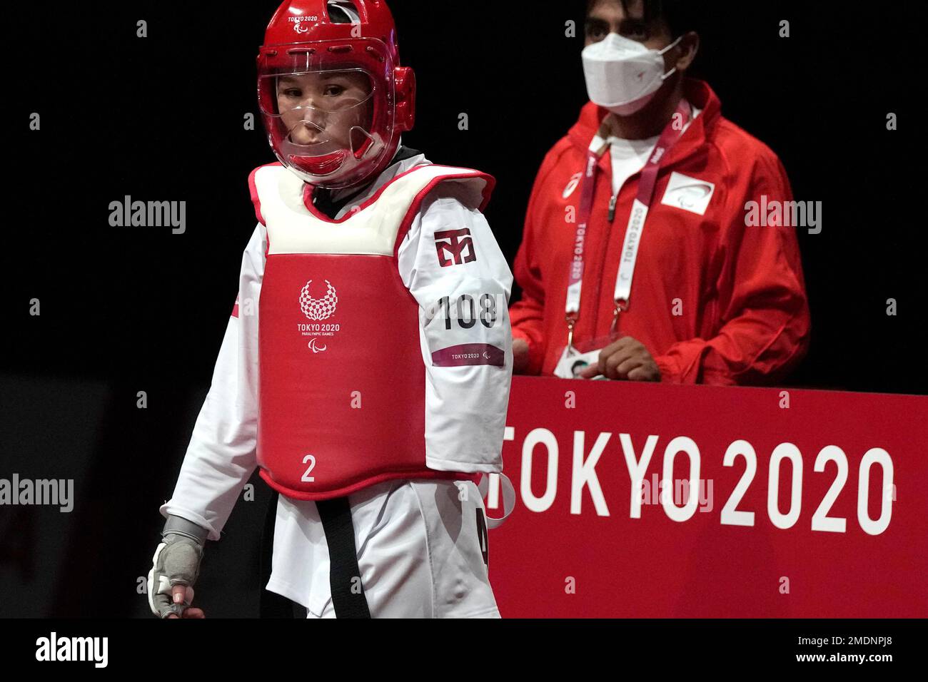 Afghanistan's Zakia Khudadadi enters the arena during her women's K44 49kg Taekwondo match against Ziyodakhon Isakova of Uzbekistan at Tokyo 2020 Paralympic Games, Thursday, Sept. 2, 2021, in Chiba, east of Tokyo, Japan. (AP Photo/Shuji Kajiyama) Stockfoto
