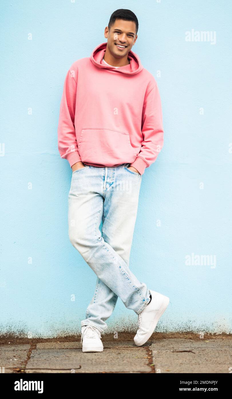 Porträt von Männern, Modekleidung oder auf isoliertem blauem Hintergrund in Brasilien für trendiges oder cooles Branding. Lächeln, glücklich oder Studentenmodell Stockfoto