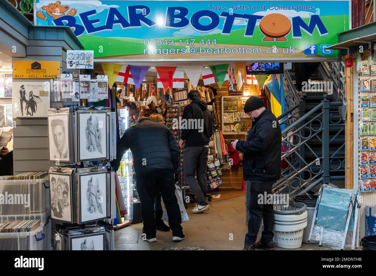 Souvenirladen mit Bärenboden in der Markthalle in der Stadt Durham, Großbritannien. Stockfoto