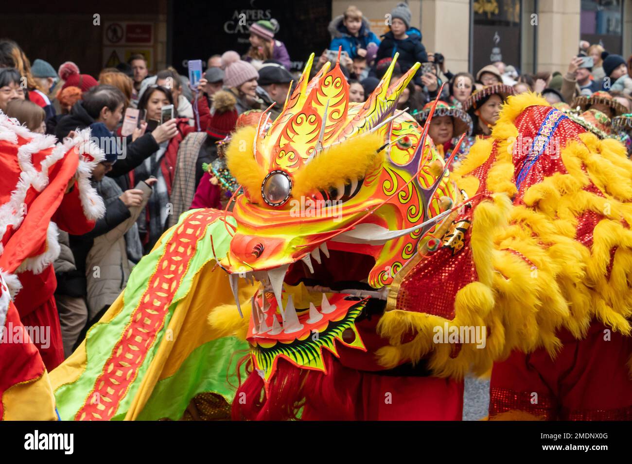 MondNeujahr in Newcastle upon Tyne, Großbritannien, mit Massen, die traditionelle chinesische Tanzvorführungen und Kostüme im Jahr des Hasen genießen. Stockfoto