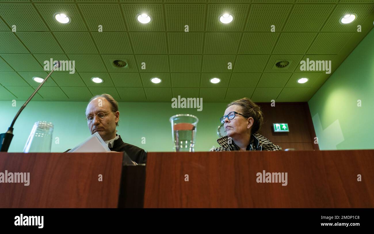 LELYSTAD - Nicole des Bouvrie, eines der beiden ältesten Kinder des Innenarchitekten Jan des Bouvrie, Der 2020 aus seiner ersten Ehe starb, bevor ein von Monique des Bouvrie und ihren beiden Kindern eingeleitetes Schnellverfahren gegen sie eingeleitet wurde, um die Beschlagnahme zu beenden, die die beiden ältesten Kinder auf die Villa des verstorbenen Innenarchitekten in Naarden gelegt haben. ANP JEROEN JUMELET niederlande raus - belgien raus Stockfoto